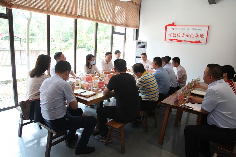 省委組織部組織四處處長(zhǎng)周曉云蒞臨仟坤集團(tuán)調(diào)研“黨建+金融”工作